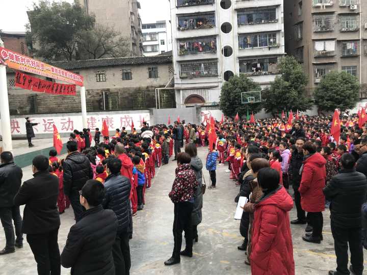 资中县龙结镇中心学校2019年春季学期开学典礼师生齐唱国歌,校歌资中