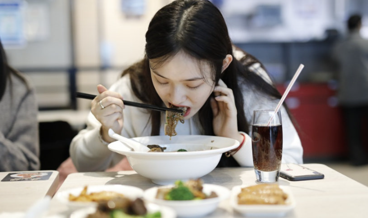 原創林允素顏出鏡,大口吃面喝飲料,女明星不是都為減肥不吃主食的嗎