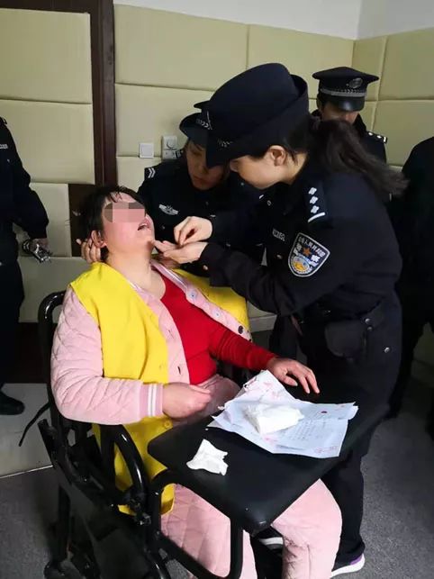 被告庭审突发急症 法警温情保驾护航