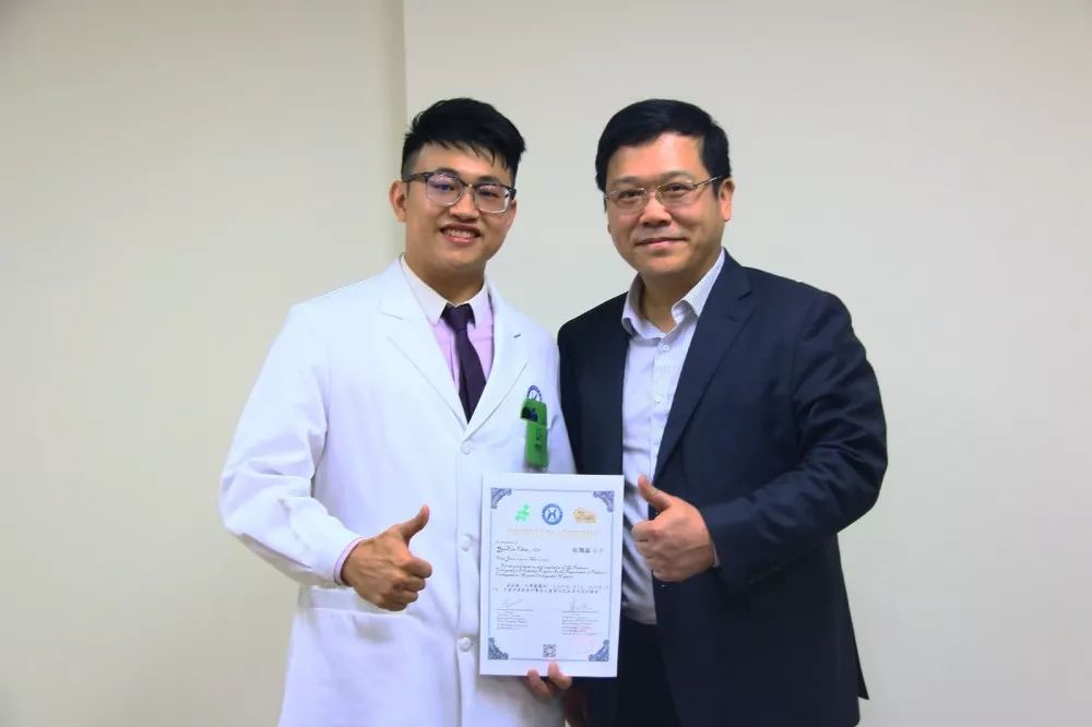 李旭博士为三位进修医生颁发证书,代表他们在广州华新骨科医院儿童
