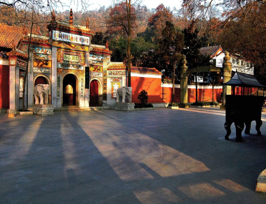 岳麓山上的这座古寺,建于晋朝,是湖南的第一座寺庙