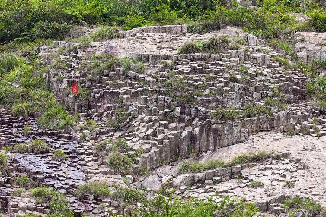 这里矗立的1500多万根六边形岩柱,居然是八千万年前天然形成