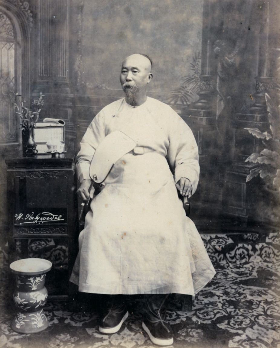 李鴻章坐像.約 1880 年梁時泰拍攝.