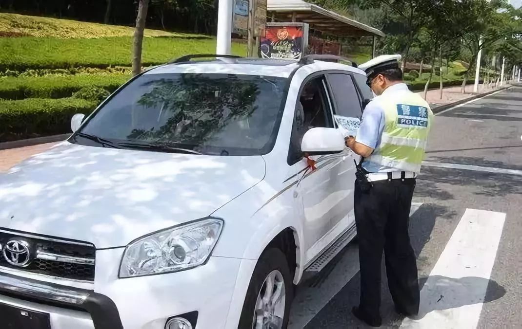 交警查车是怎么决定拦不拦车的?记住这些,交警都"懒得理你!