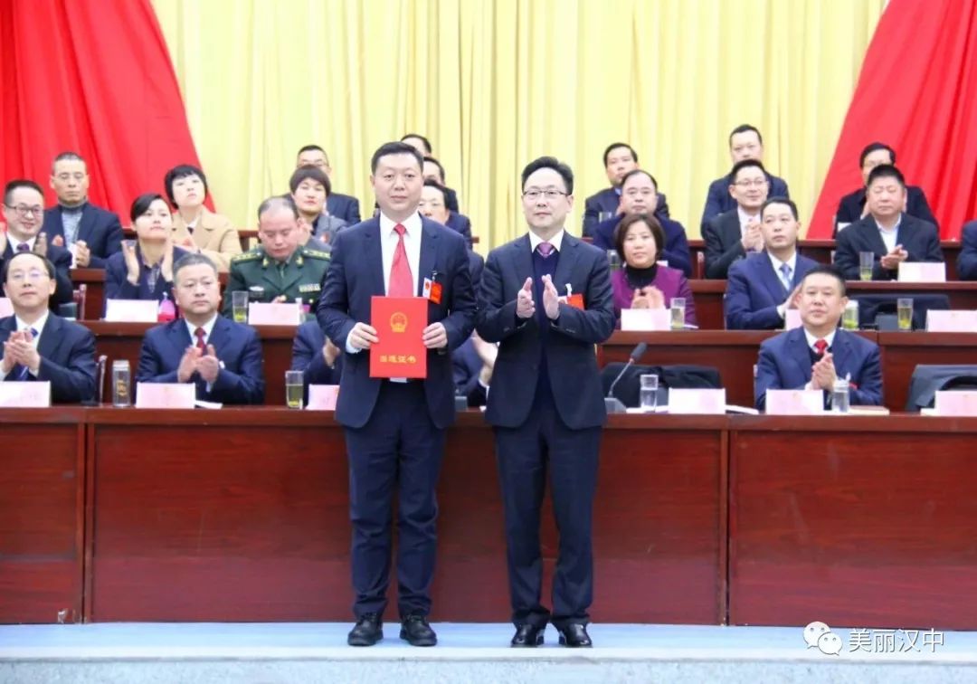 杨厚军当选为县监察委员会主任