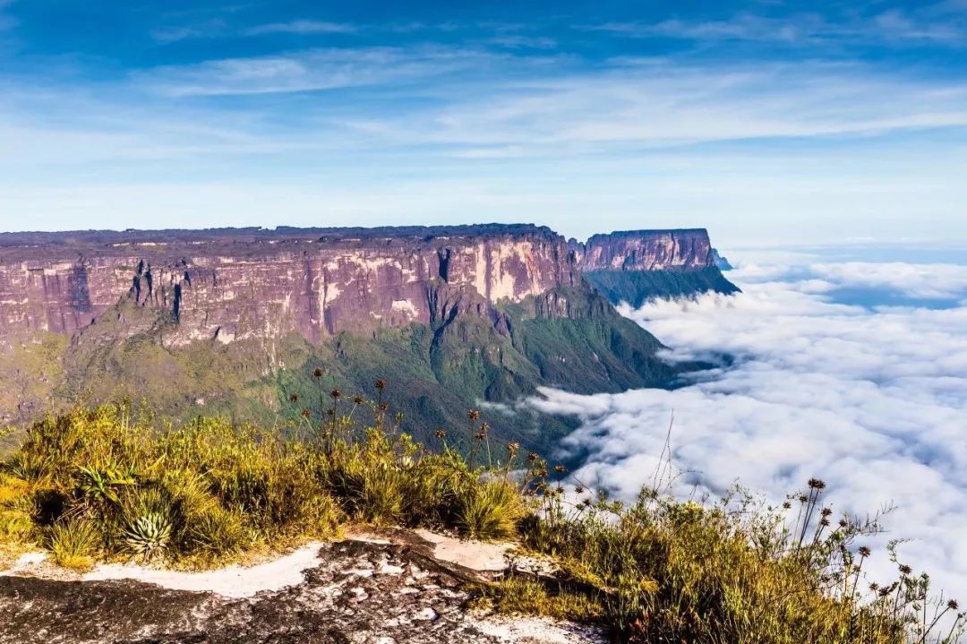 罗赖马山——委内瑞拉地面下石灰岩层构成了一系列庞大的溶洞系统,由