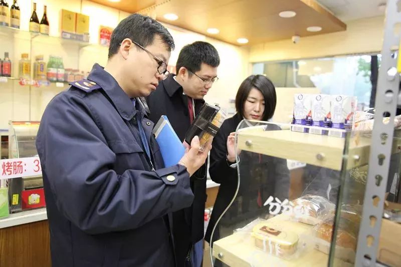 對行知中學附近的小賣部,餐館以及大關西三苑農貿