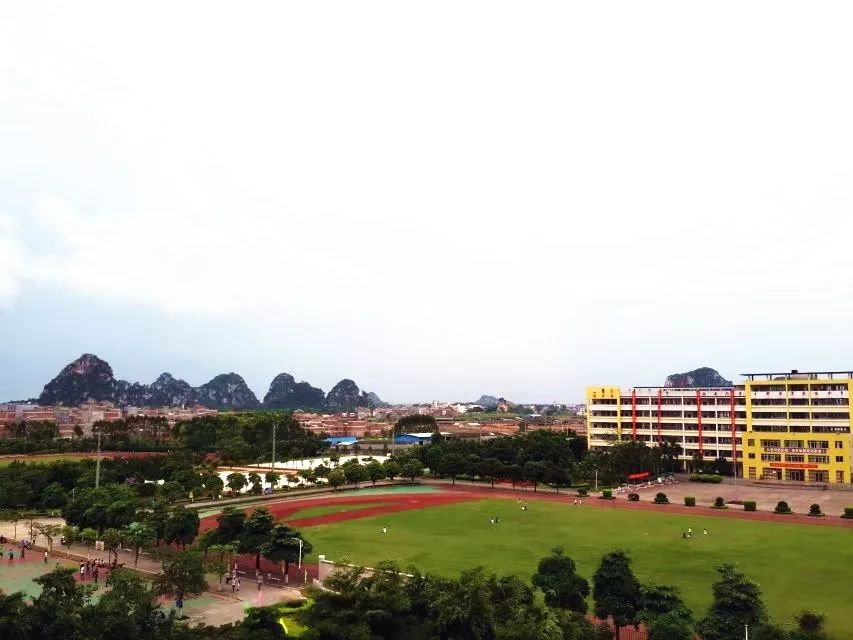 江南中学前身是建于1982年的贵县初中,1987年在初中教育的基础上举办