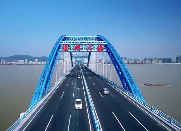四桥:复兴大桥减轻了钱江一,二桥的交通压力以及萧山机场的重要通道之