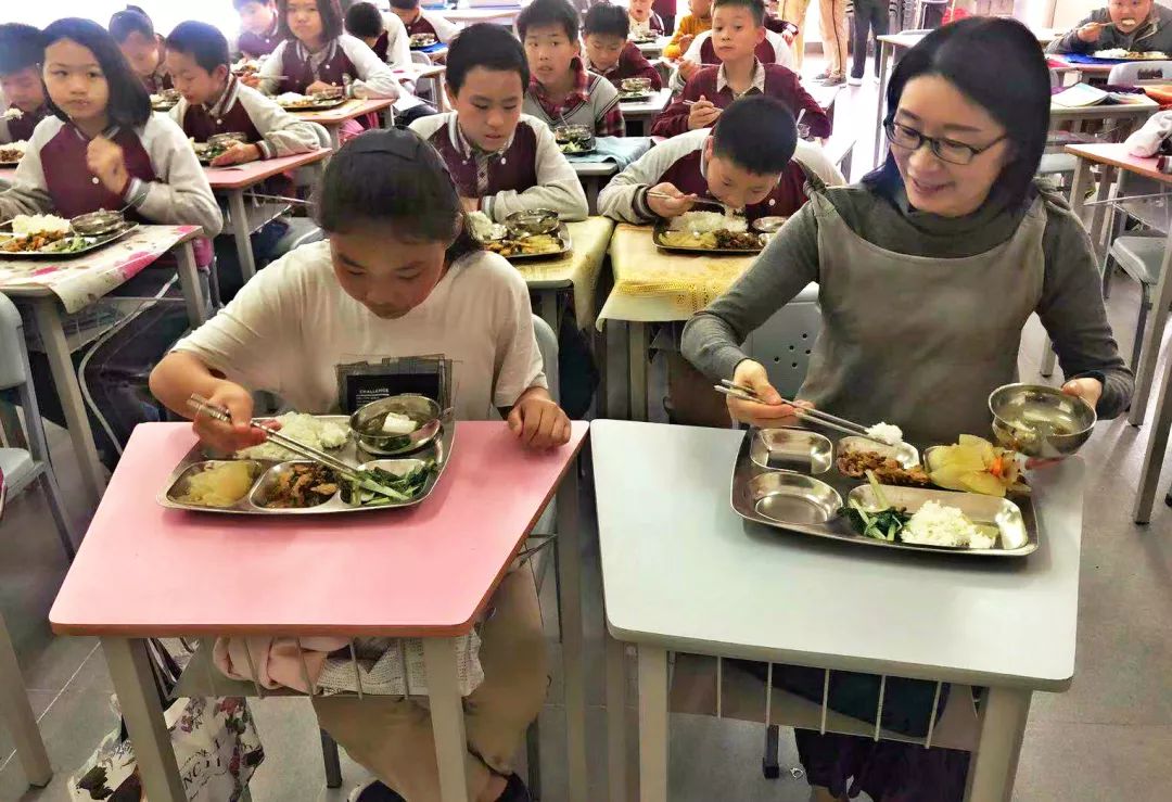 所有公办小学的校长和校领导必须轮流,在食堂内陪同学生用餐,以保证