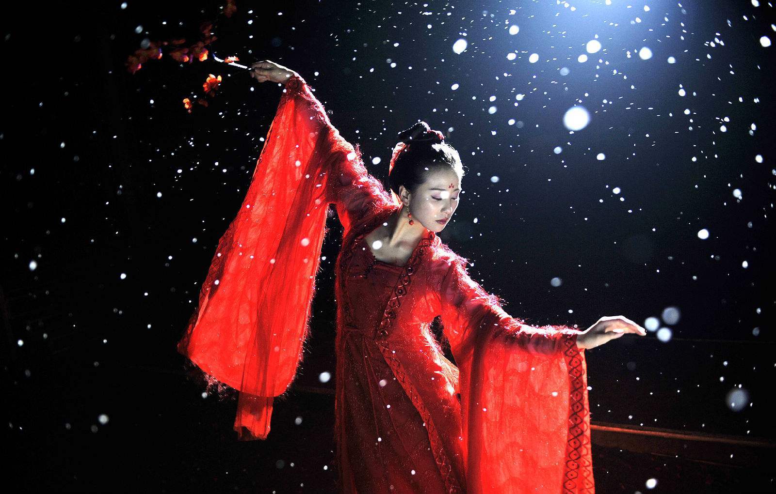 位就是刘诗诗了,她饰演的马尔泰若曦在步步惊心当中有跳过一段红梅舞