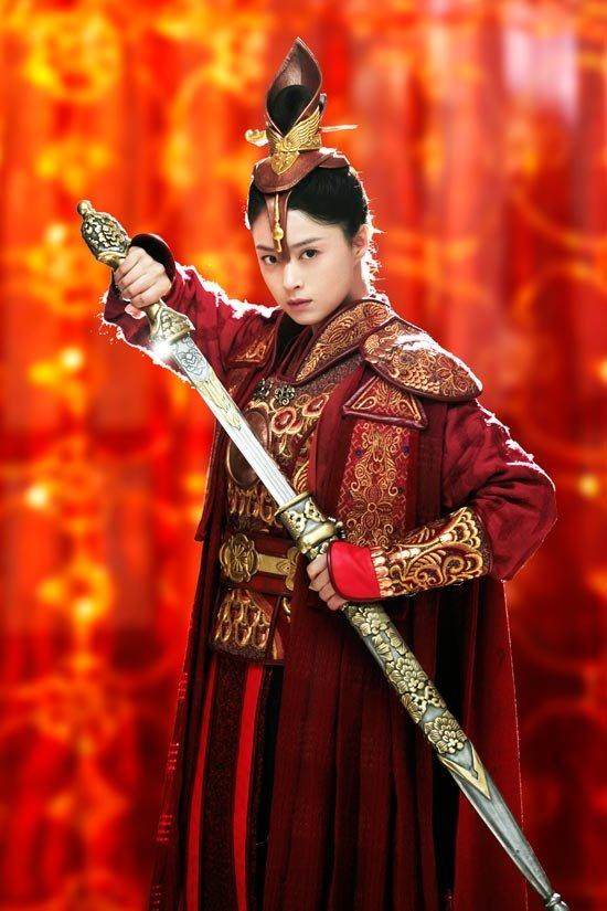 蒋欣在《华胥引之绝爱之城》中饰演卫国女将军宋凝,出身武将世家,骨子