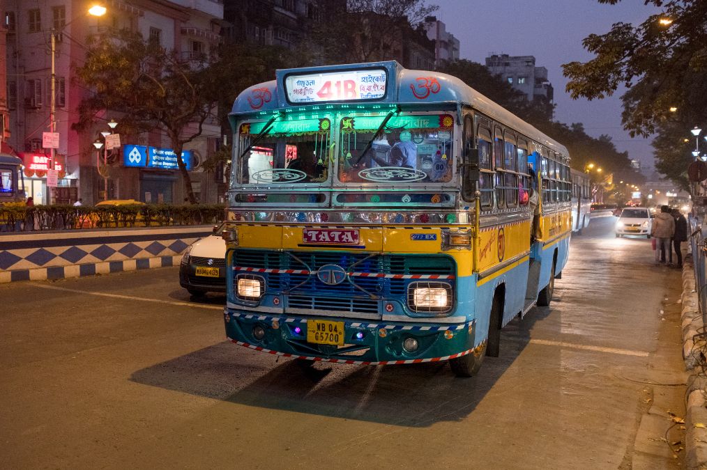 原創印度旅行實拍:現在的公交車比中國80年代的還要破,卻都花花綠綠