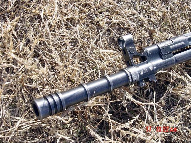 81式步枪枪口的榴弹发射装置特写,可清晰的看到上面的闭气环,并不是消