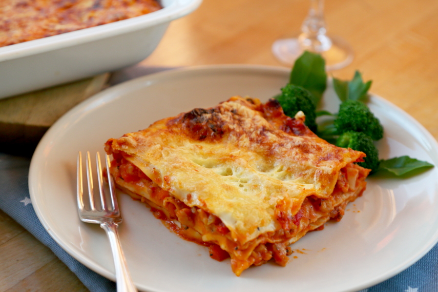 意大利千層麵的英文名是lasagne,意大利語是lasagna.