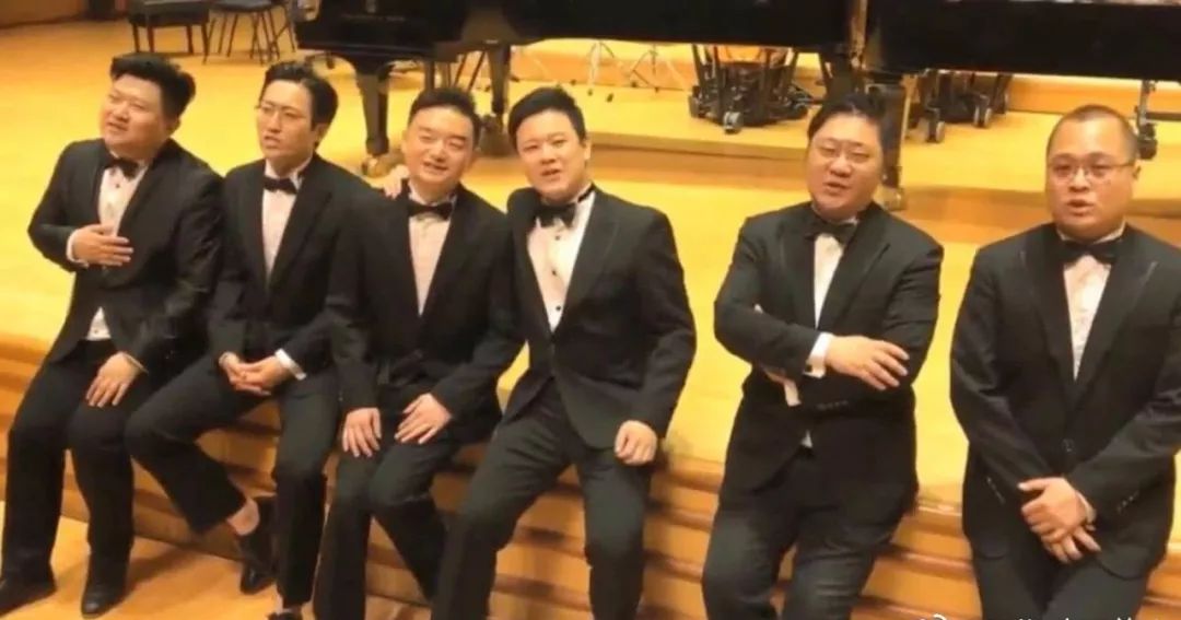 这是由中国交响乐团的男声重唱组演绎的《故乡的云》,他们是男高音林