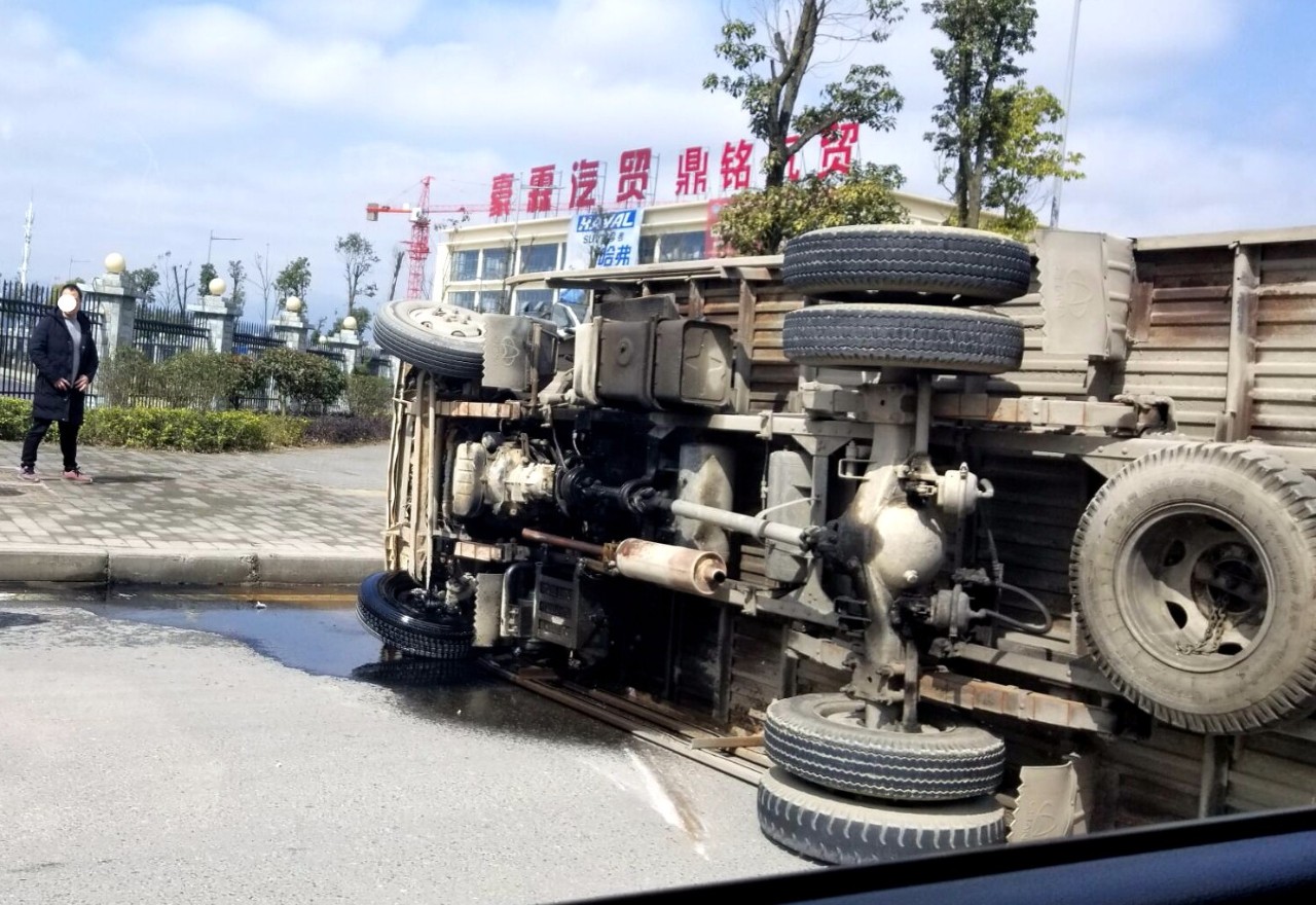 重慶秀山突發車禍,大貨車側翻橫在路中央,現場一片狼藉