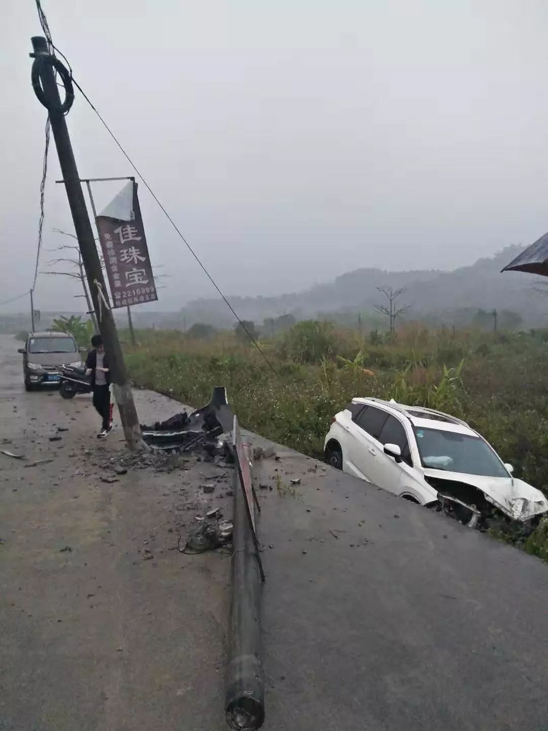 下雨天,路面溼滑,飛舞的雨水影響視覺,這給駕駛員帶來很大影響.