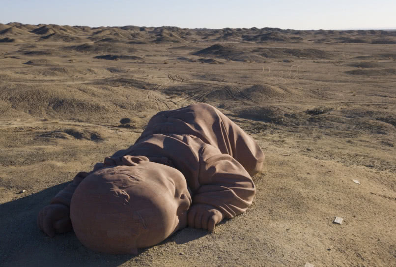 中国沙漠出现神秘巨婴孤零零的躺了一年多看着都心疼
