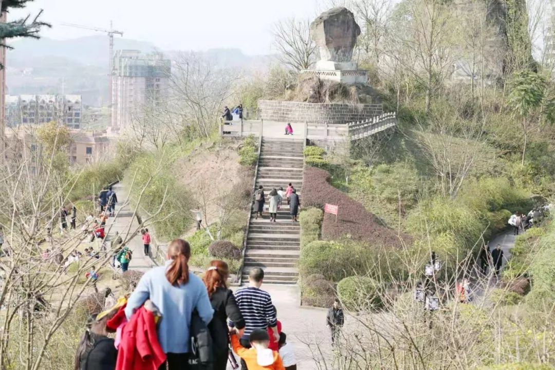 2019年3月3日下午,广大市民们在广安市兔儿山公园上踏青,赏花,跳舞