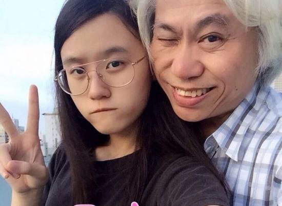 還有林靖恩和大她40歲的男友李坤城,兩個人當時在一起也是引起了不小