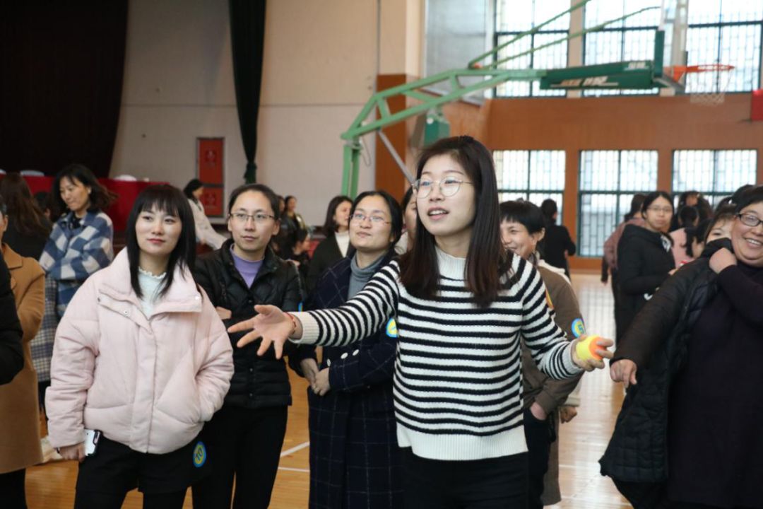 姜山镇第七届三八女子趣味运动会在鄞州实验小学北校区体育馆举行