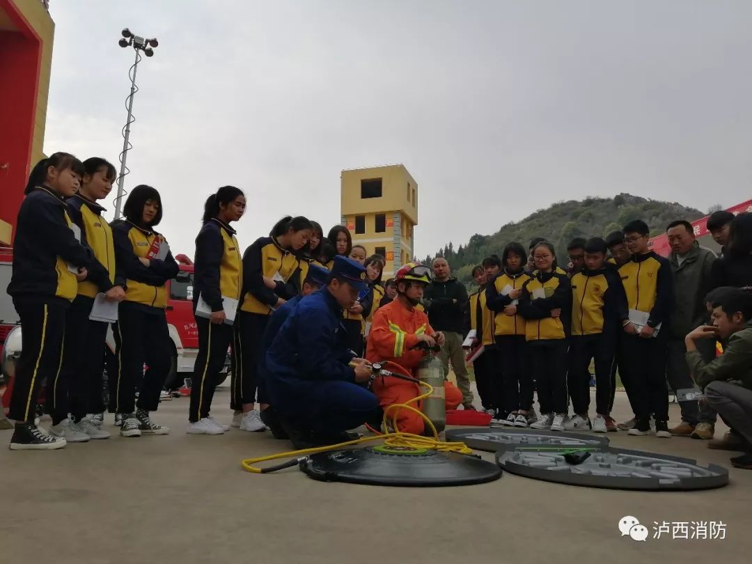 泸源中学师生代表深入泸西消防大队体验红门风采