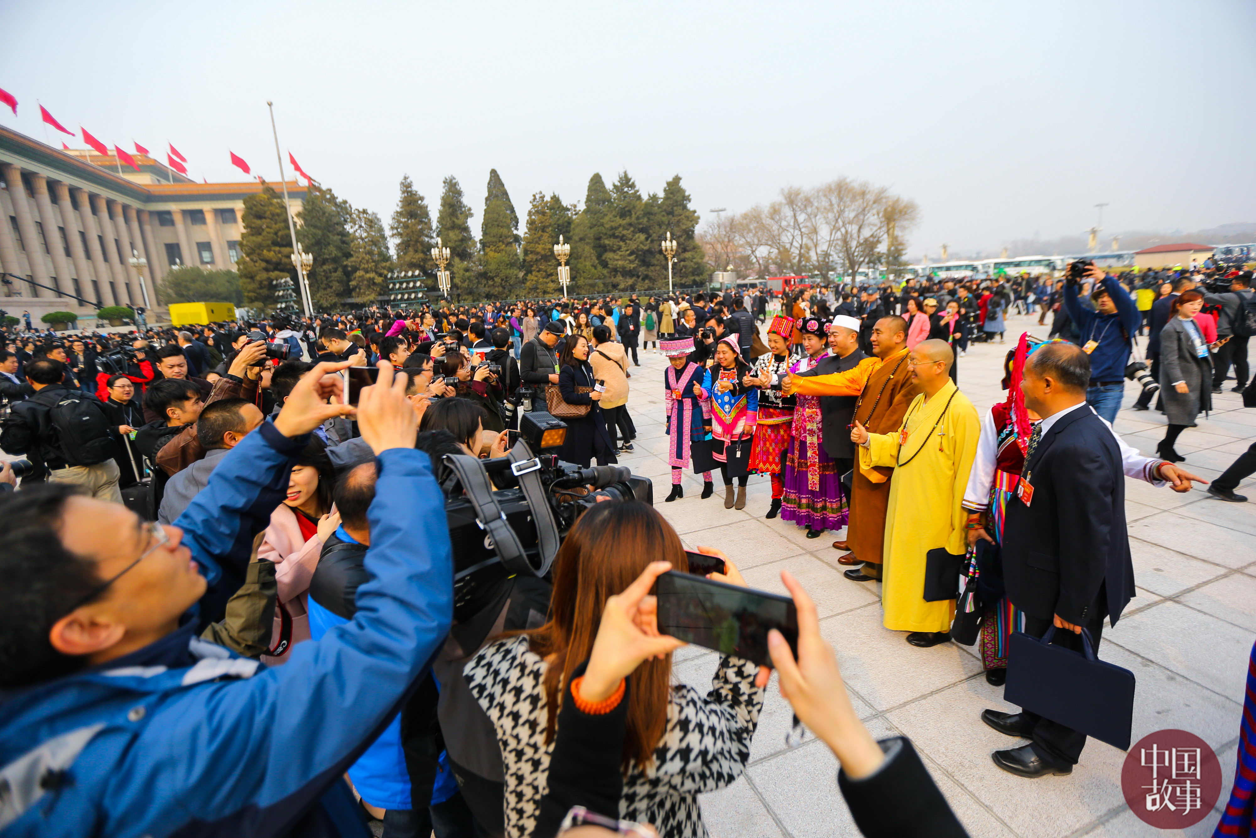 2019年两会全国政协开幕委员入场引大批媒体聚焦关注