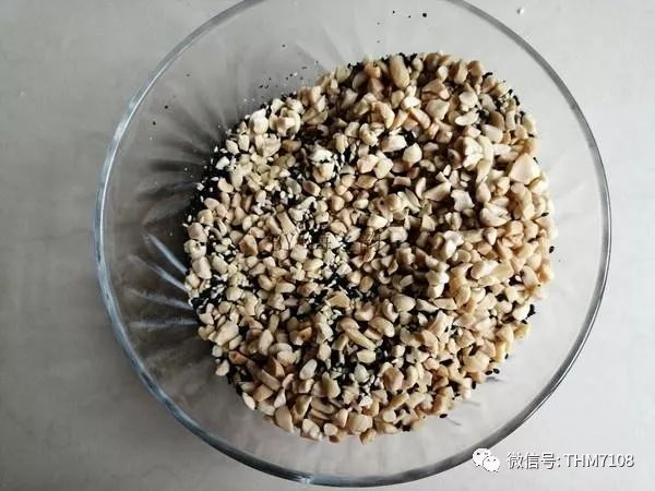 炒熟黑白芝麻 100克,白糖 60克,糖漿 120克,純米醋 5克,精鹽 適量配料