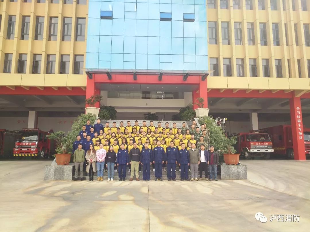泸源中学师生代表深入泸西消防大队体验红门风采