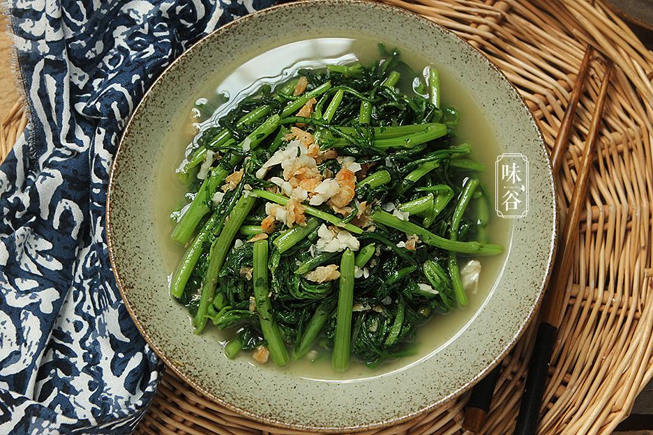 【材料】:茼蒿 1把,虾米 适量,蒜 5瓣,盐 半茶匙