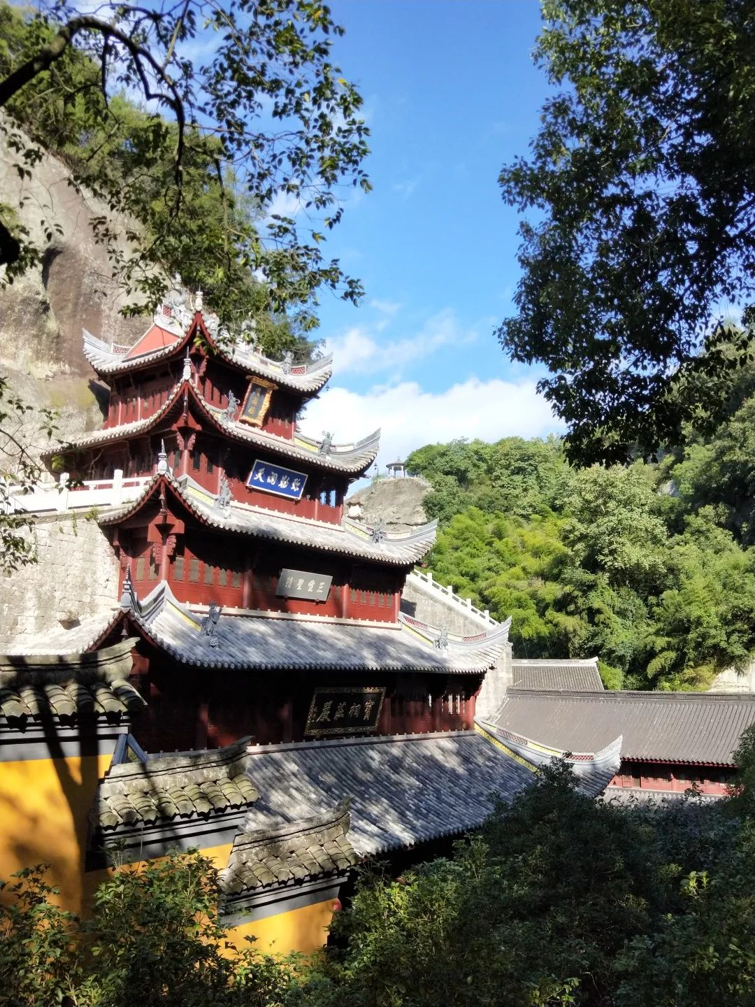 浙江新昌大佛寺,始建於東晉,至今已有1600多年曆史.寺內有高16.