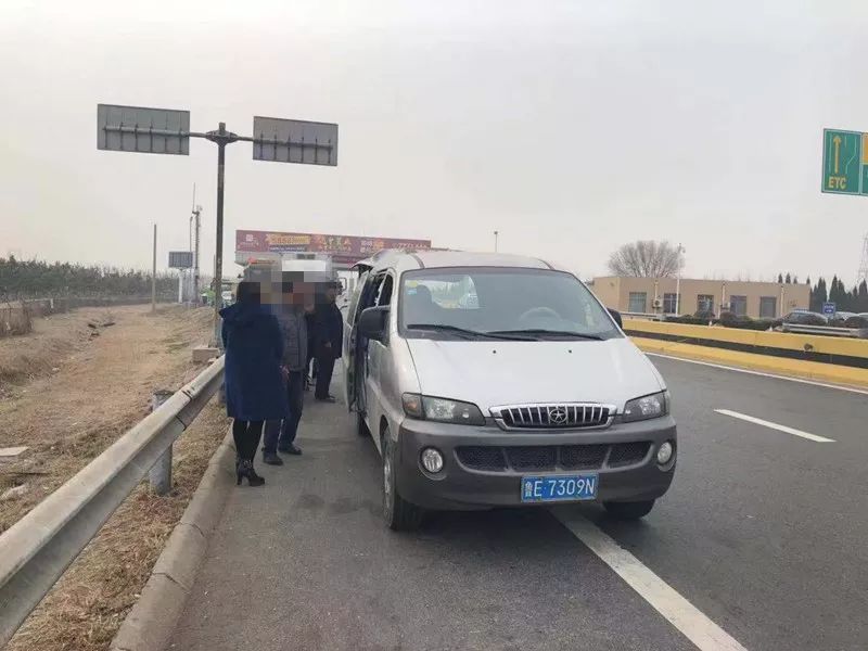 在民警檢查 魯e7309n麵包車的行駛證時