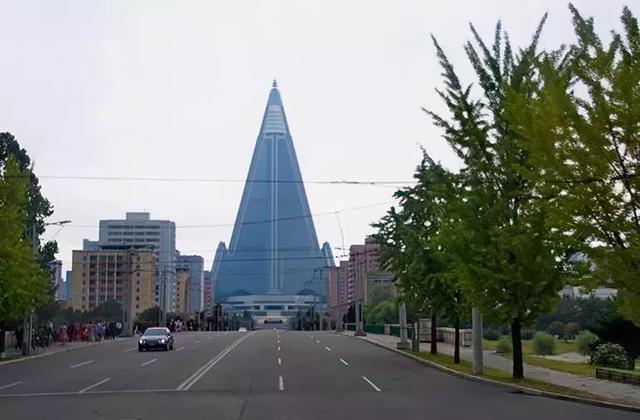 可以說柳京飯店就是朝鮮社會的一個縮影,從它的故事中我們能看到朝鮮