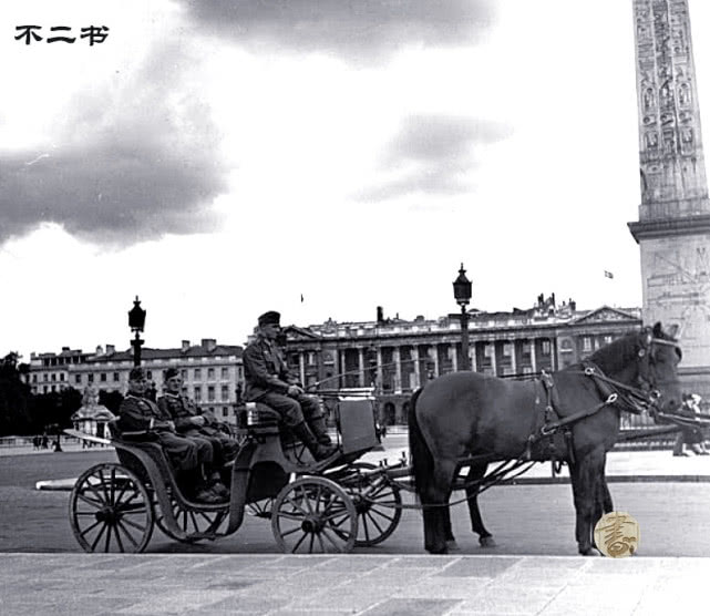 二战德占时期的巴黎,驻扎在巴黎的德军士兵,在非公职期间乘坐马车环游