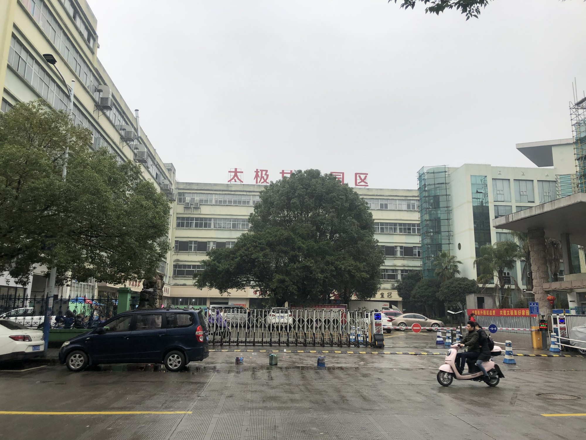 这里是温州最大的鞋业生产基地,工人来自全国各地