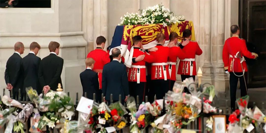 缅怀戴安娜王妃回顾22年前葬礼上一些令人心碎的历史瞬间