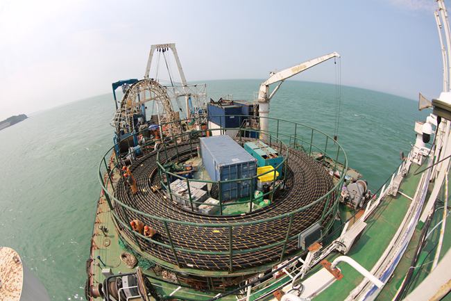 海南联网二回工程海底电缆完成敷设