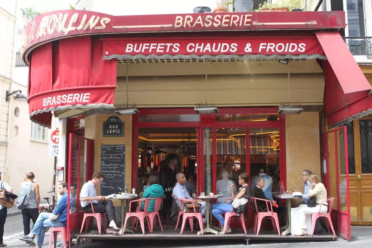 雙風車咖啡館(cafe les deux moulins)就在電影《天使愛美麗》中扮演