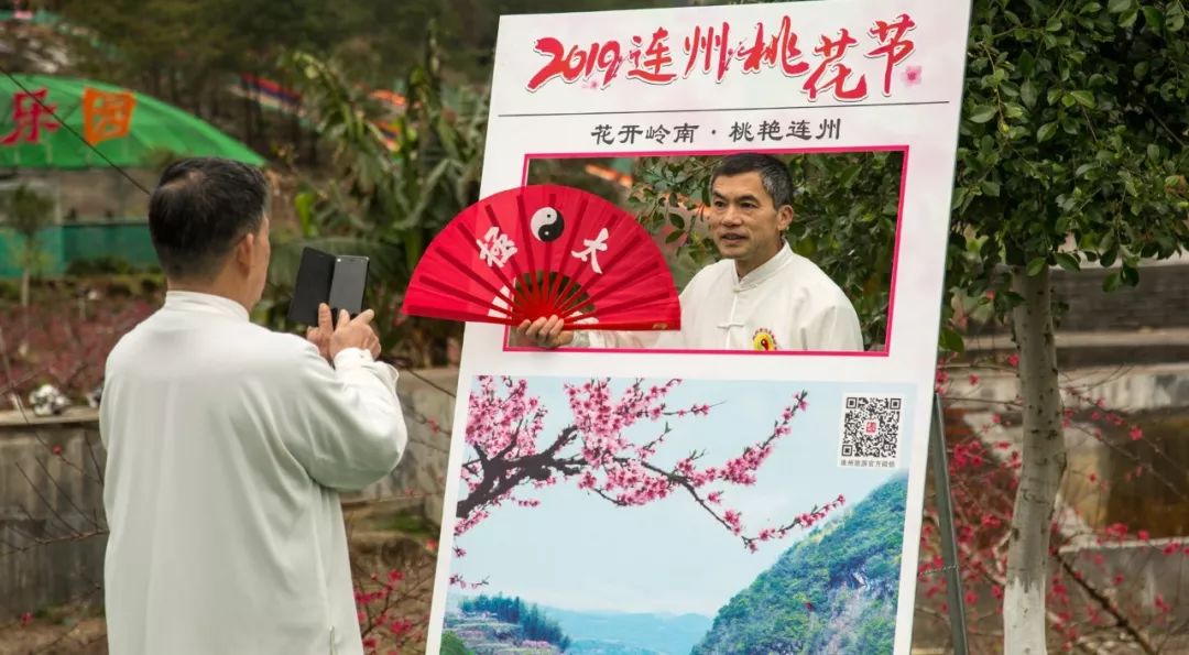 桃花节开幕赏花吃鸡观民俗一起来嗨