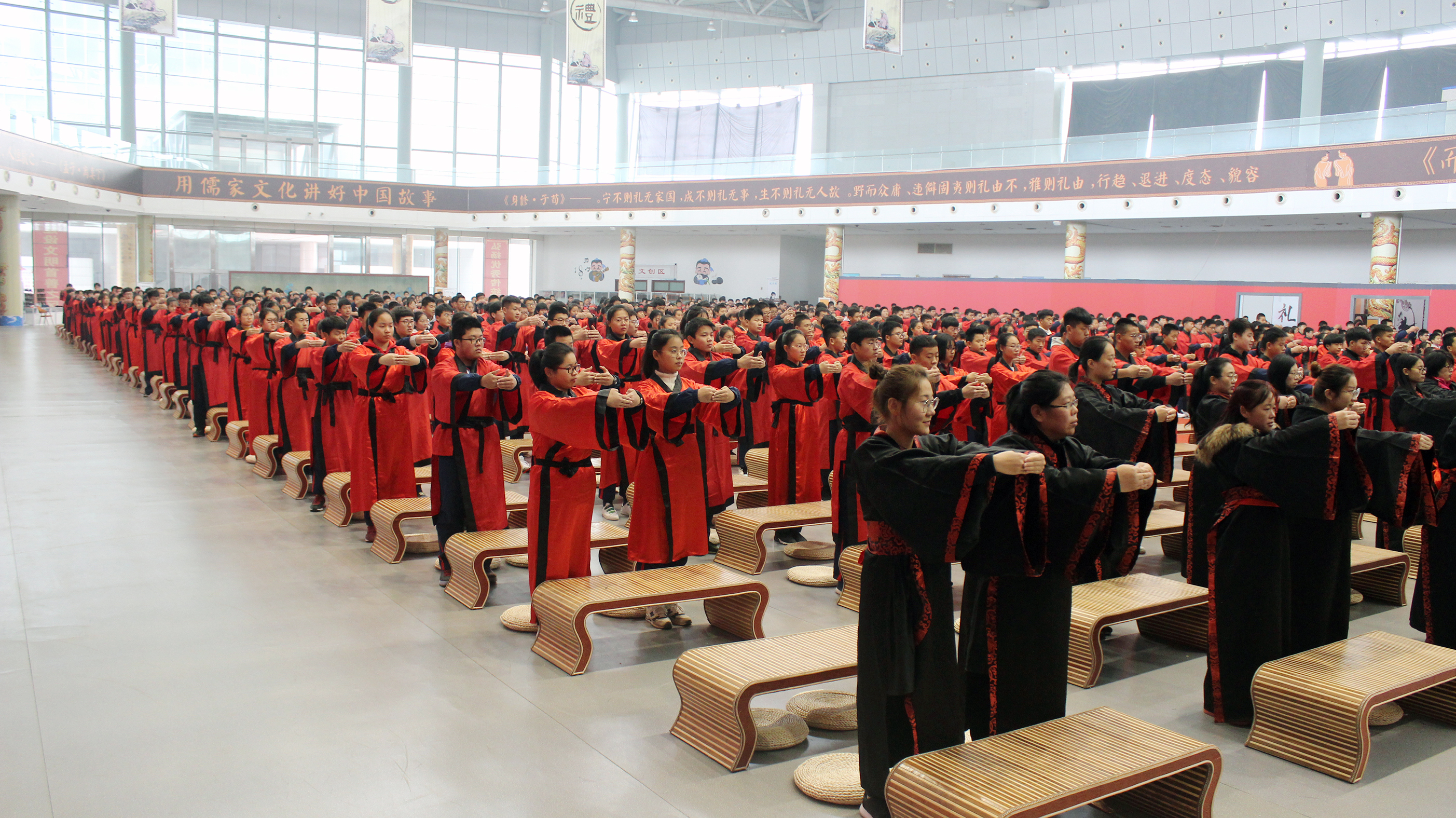 1000余名师生走进曲阜儒家研旅行学基地体验拜师礼活动_礼仪