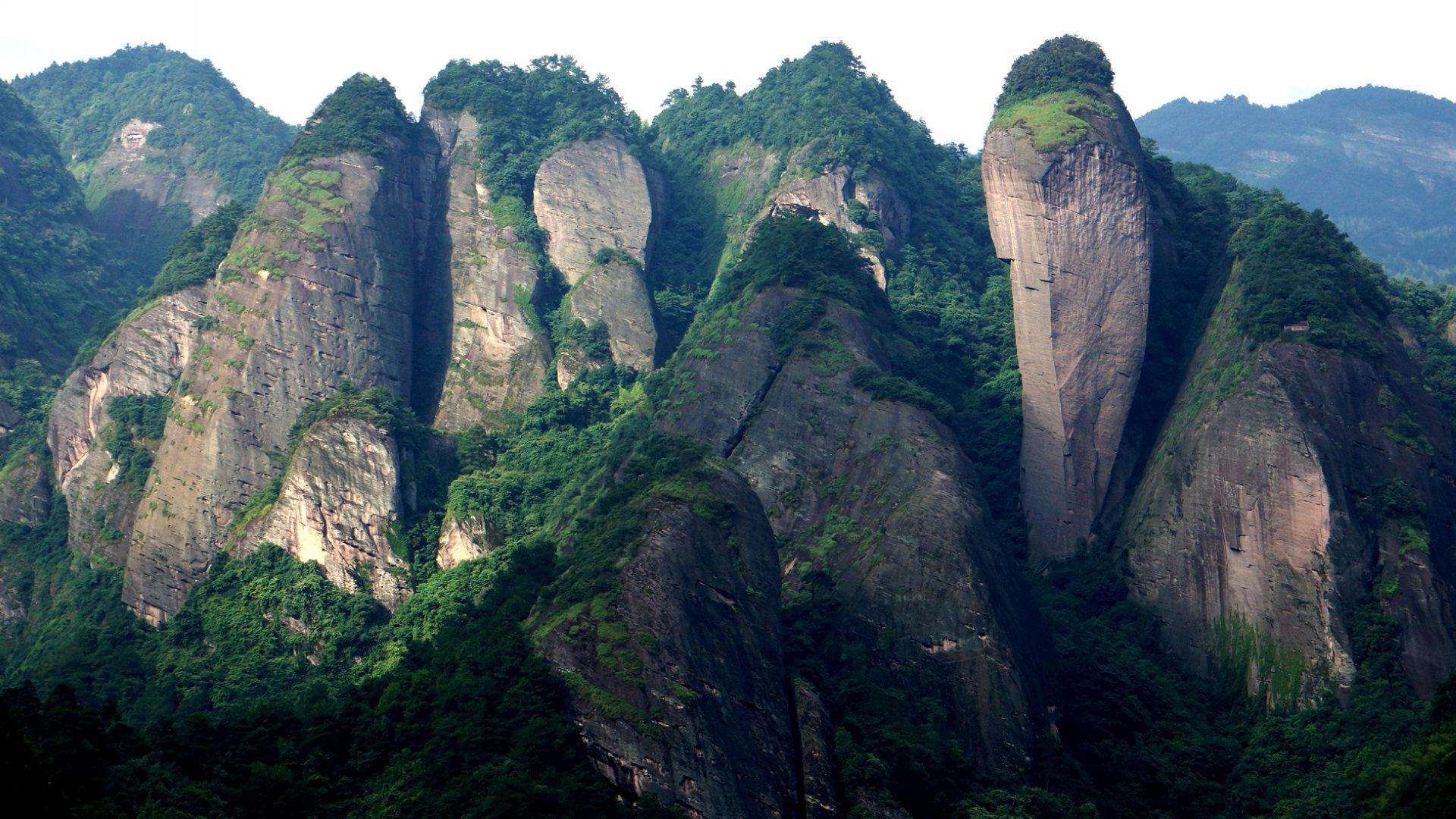 辣椒峰辣椒峰以其独特的地貌位居崀山六绝之一,形状如一根巨大的辣椒
