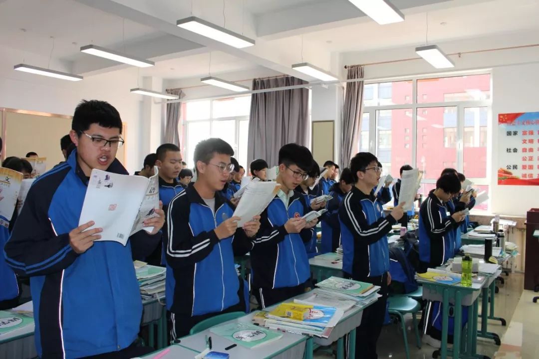 晨曦下的鄂尔多斯三中都积极地投入到学习中来更催生了学生的学习动力