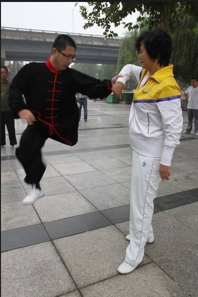 闫芳太极大师魅力无穷,物理老师竟坚信其凌空劲符合科学规律