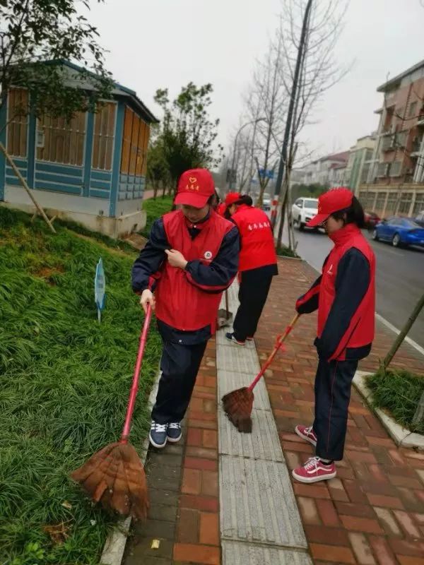 弘扬雷锋精神倡导文明新风记求是高中志愿者服务队开展学习雷锋活动