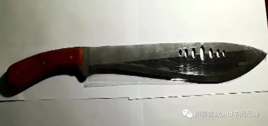 半米长的砍刀见过没!北京站安检员查了一把,带刀旅客当场拘留!