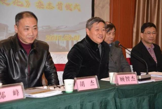 副会长高嘉鸿主持会议,副会长顾德新,吴俊义,冯有责,区作协副主席郜峰