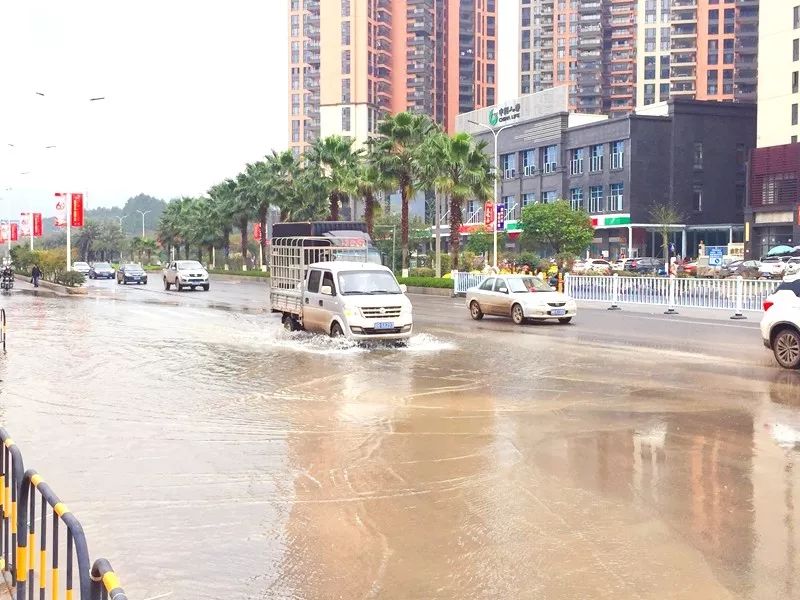 贵港此路段一下雨就积水,通行需注意安全!_路面