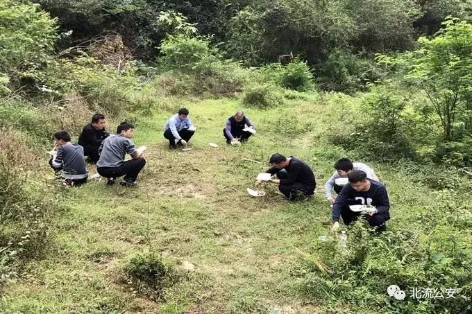 現場位於清灣鎮北部一個偏遠小山村的山嶺腳處案發現場距離村民聚居地