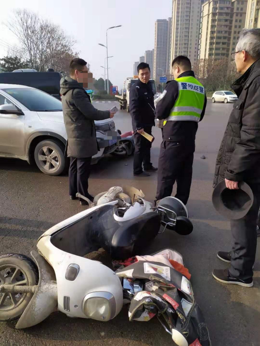 南三環附近,一輛私家車pk兩輛電瓶車._阜陽